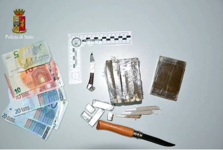 Sarno: arrestato pusher, con sè droga e coltelli - aSalerno.it