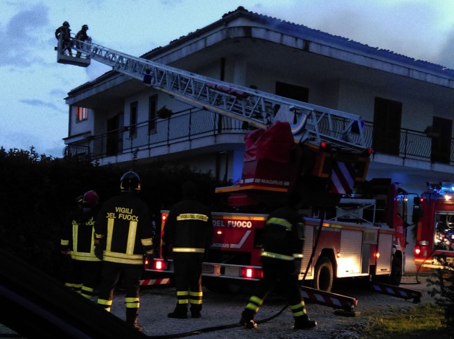 Edificio in fiamme alla Spineta, evacuata un’intera famiglia - aSalerno.it