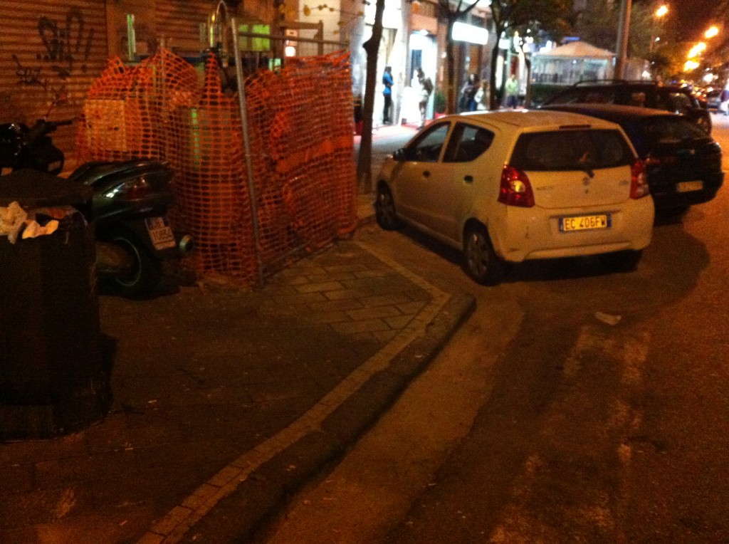Via S. Robertelli: Scooter e auto posteggiate fin sopra i marciapiedi, impediscono  il passaggio ai disabili 