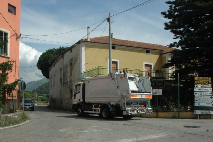 Consorzio Sa2: operai bloccano i camion in via Scavate Case Rosse - aSalerno.it