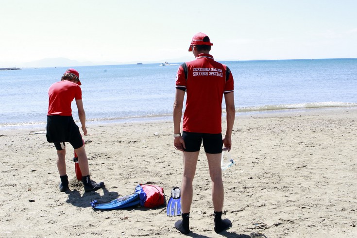 Pacco di droga trovato in spiaggia, indagano i Carabinieri - aSalerno.it