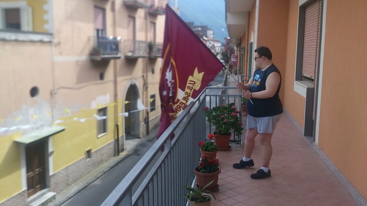Ultrà nocerini restituiscono la gioia e la bandiera ad Andrea - aSalerno.it