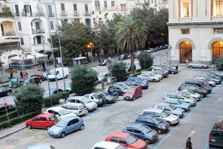 Minacciata da due parcheggiatori abusivi in piazza Amendola - aSalerno.it