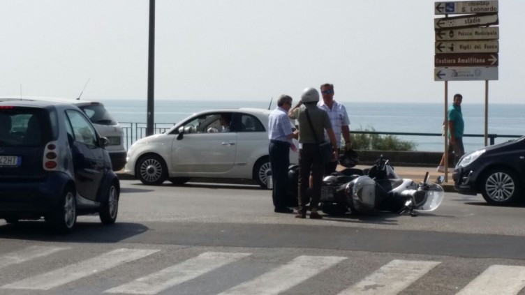 Salerno, due scooter si scontrano all’altezza del Grand Hotel - aSalerno.it