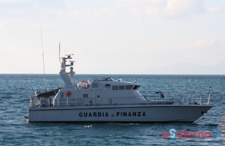 Blitz della sezione navale della Finanza, pescavano illegalmente nel Golfo di Salerno - aSalerno.it
