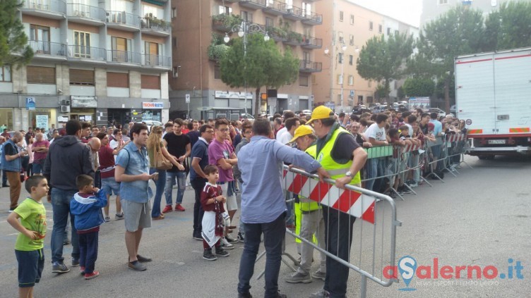 Muro granata in piazza Casalbore:centinaia di tifosi spingono la squadra - aSalerno.it