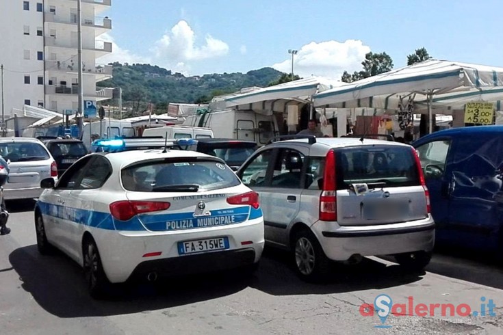 FOTO – Tensione al mercato di Torrione, scontro tra Vigili Urbani e ambulante abusivo - aSalerno.it