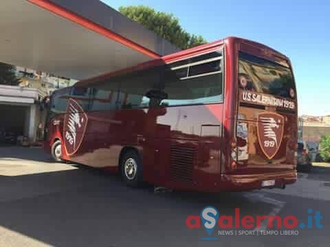 La Salernitana si rifà il look da viaggio: ecco il bus tutto granata - aSalerno.it