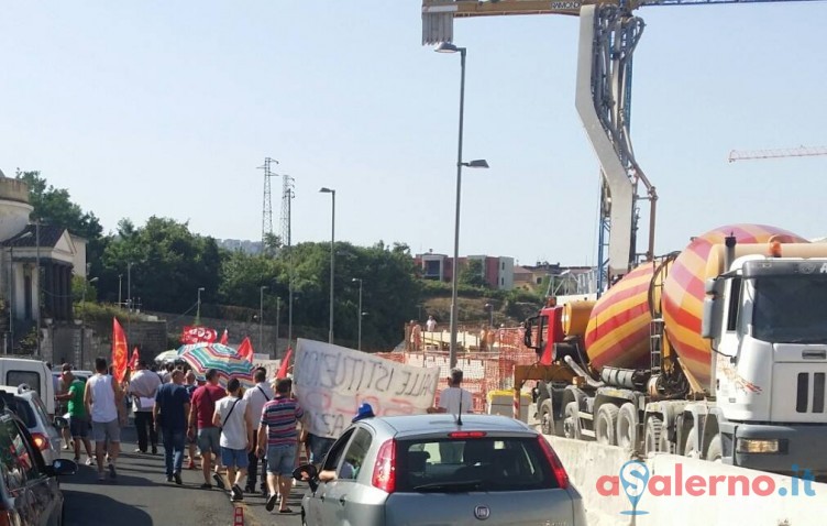 Fonderie Pisano, i lavoratori in marcia per il lavoro verso il centro di Salerno - aSalerno.it