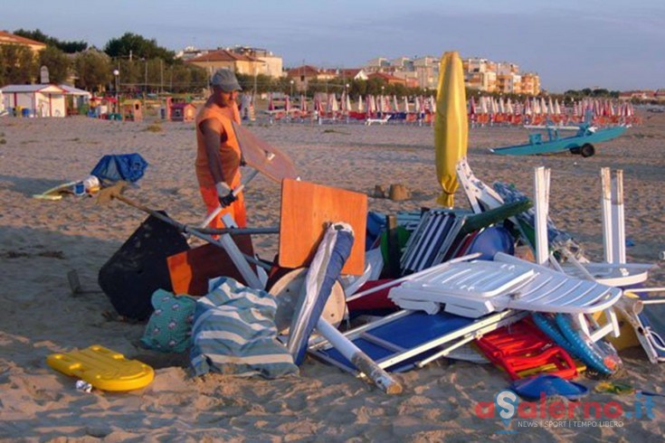 Castellabate, sequestrati gli ombrelloni lasciati in spiaggia tutta la notte - aSalerno.it