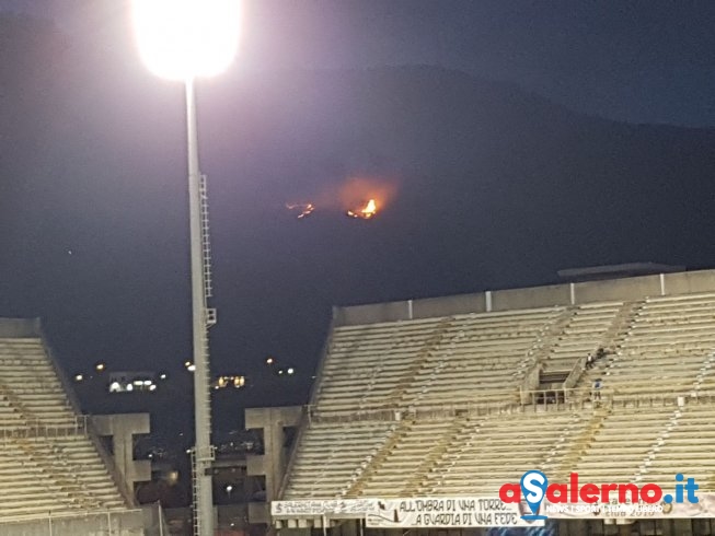 Incendio sulle colline nei pressi dello Stadio Arechi- LE FOTO - aSalerno.it