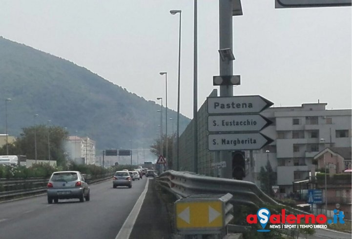 Incendio sulla Tangenziale, bloccata temporaneamente la corsia in direzione Sud – FOTO - aSalerno.it
