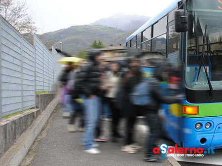 Unità cinofila a bordo dei bus di linea per gli studenti, trovati 0,5 grammi di hashish - aSalerno.it