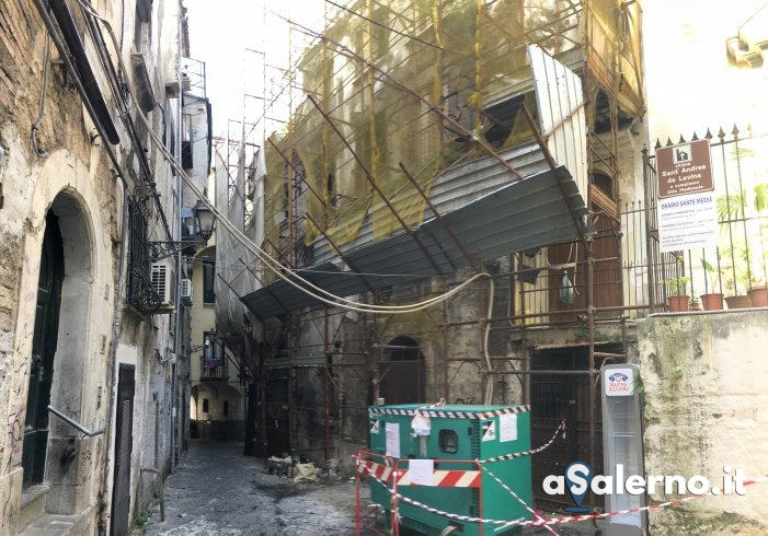 Struttura abbandonata nel centro storico, la paura dei residenti: “Aspettiamo la tragedia?” - aSalerno.it