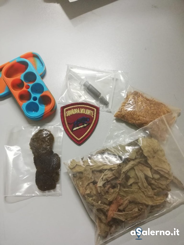 droga e materiale sequestrato dalla Polizia
