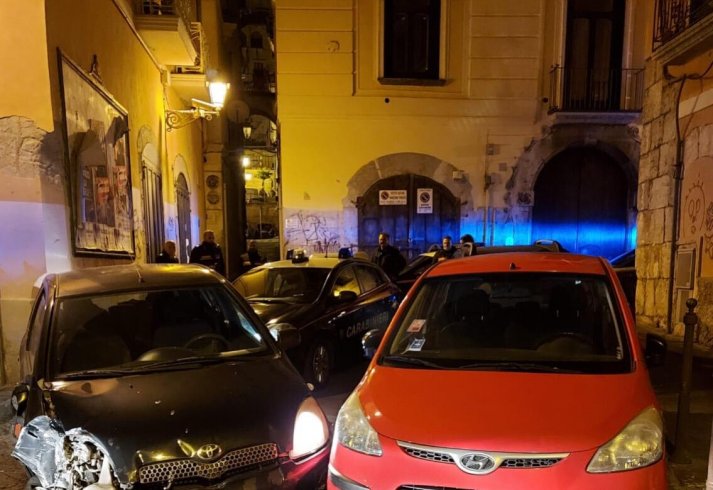 Pazza notte a Salerno, 17enne scappa con l’auto: inseguimento con i carabinieri nel centro storico - aSalerno.it
