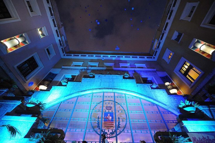 Light it up Blue, sensibilizzazione sull’autismo: Palazzo di Città si accende - aSalerno.it