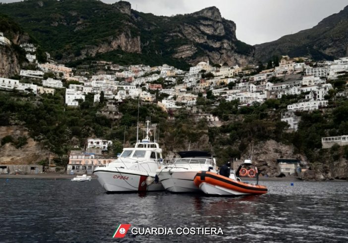 Positano, apparato motore imbarca acqua: Guardia Costiera salva tre persone - aSalerno.it