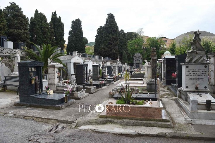 Cimitero di Salerno, danni alle lapidi e furti di fiori - aSalerno.it