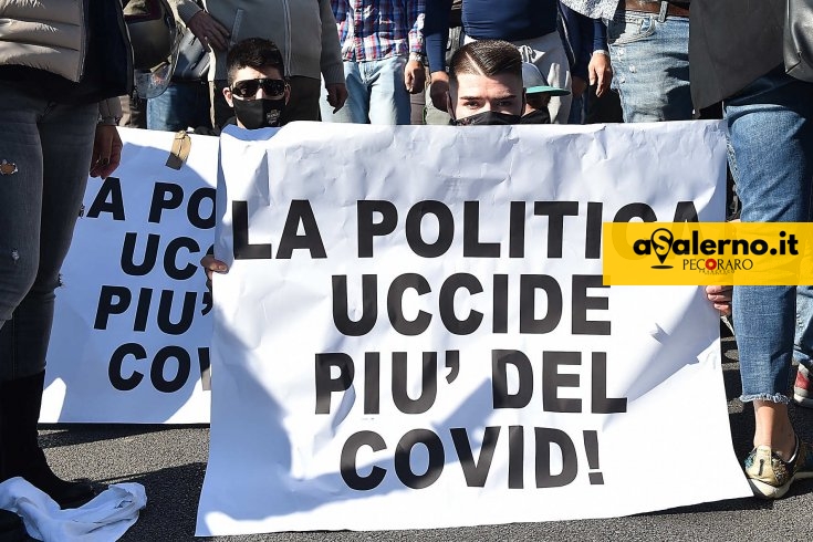 Commercianti in strada, rabbia e tensione a Salerno: “La politica uccide più del Covid” - aSalerno.it