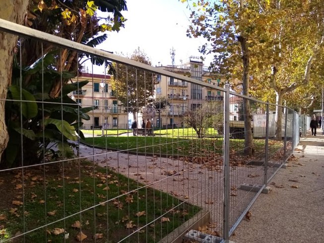 Trasformazione piazza Alario, area recintata: scoppia la polemica - aSalerno.it