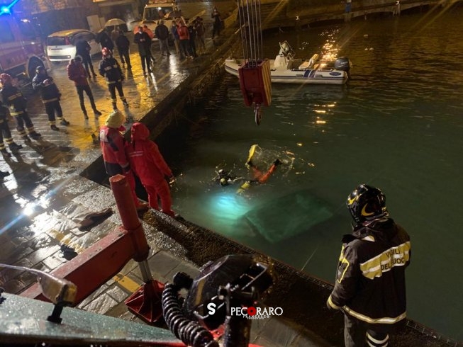 Paura ad Acciaroli, auto cade in mare nel Porto: 80enne salvato dai cittadini - aSalerno.it