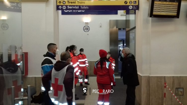Arrivi in città, sindaco con i controlli alla Stazione di Salerno - aSalerno.it