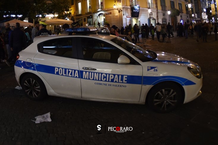 Pietre contro le auto della municipale al centro di accoglienza di Capaccio Paestum - aSalerno.it