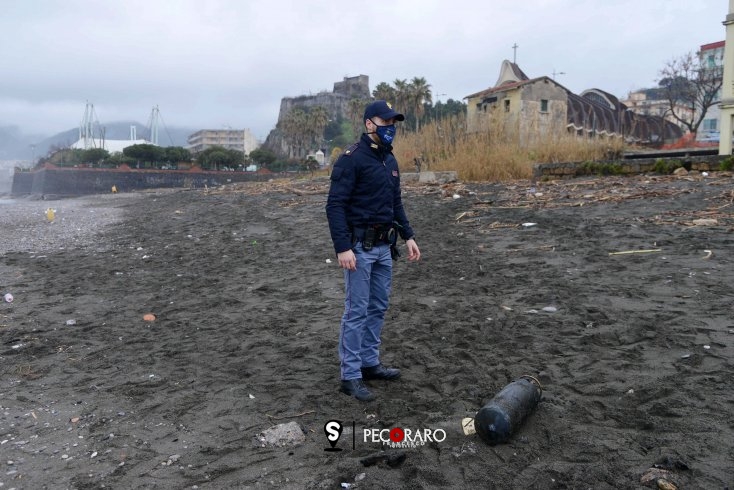 Bombola del gas scambiata per ordigno bellico sulla spiaggia di Torrione – Foto/Video - aSalerno.it
