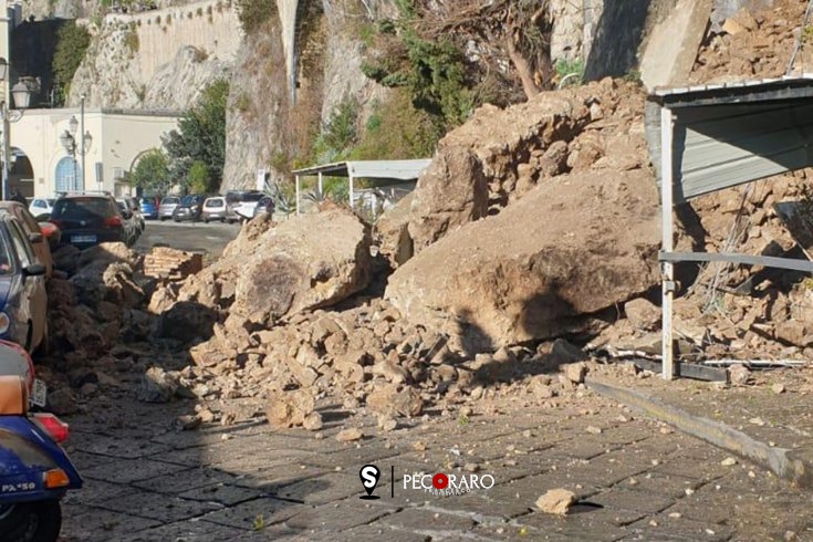 Paura ad Amalfi, crolla costone roccioso – FOTO - aSalerno.it