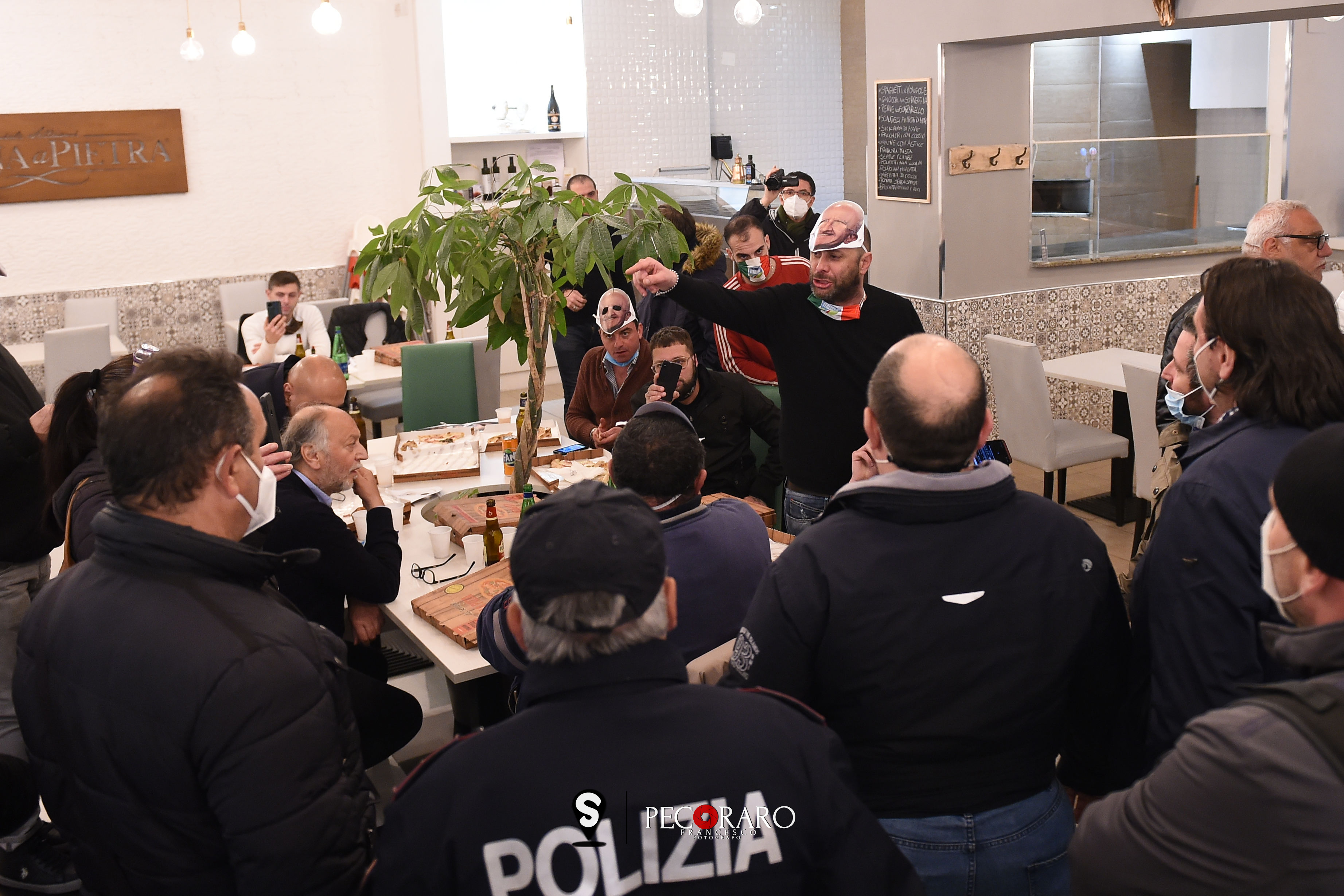 protesta ristoratori in una pizzerai del centro di salerno, arriva la Polizia