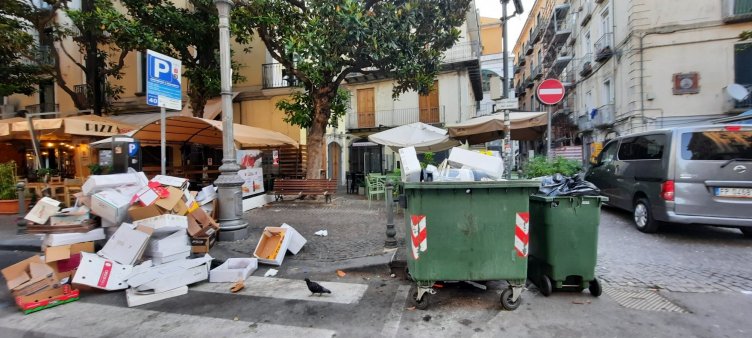 Via Roma e centro storico, è “anarchia” sui rifiuti: rabbia Salerno Pulita - aSalerno.it