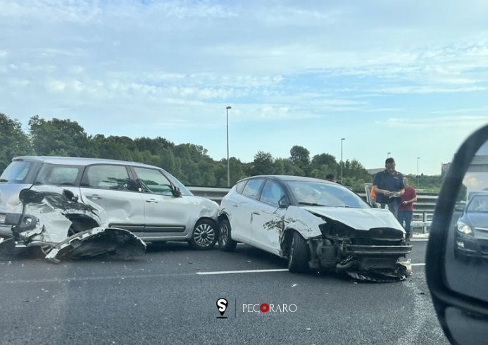 Impatto tra due auto, incidente prima dello svincolo di Fratte - aSalerno.it