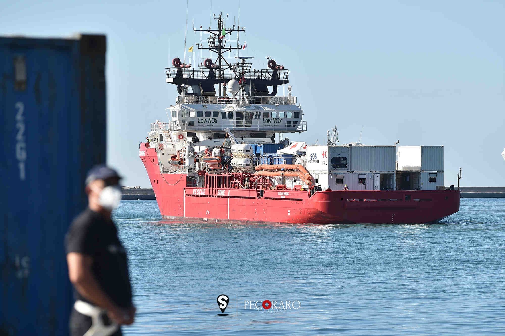 sal - 01 08 2022 salerno sbarco migranti al porto di salerno foto tanopress