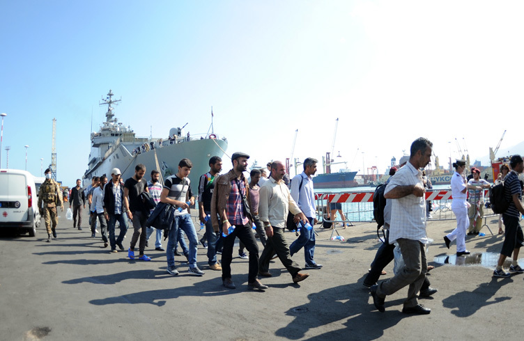 Immigrati sbarcano a Salerno - aSalerno.it