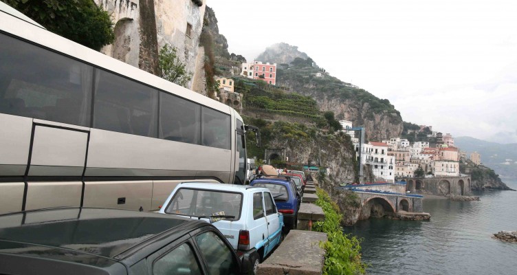 Costiera, due turisti impantanati sulla strada chiusa per frane - aSalerno.it