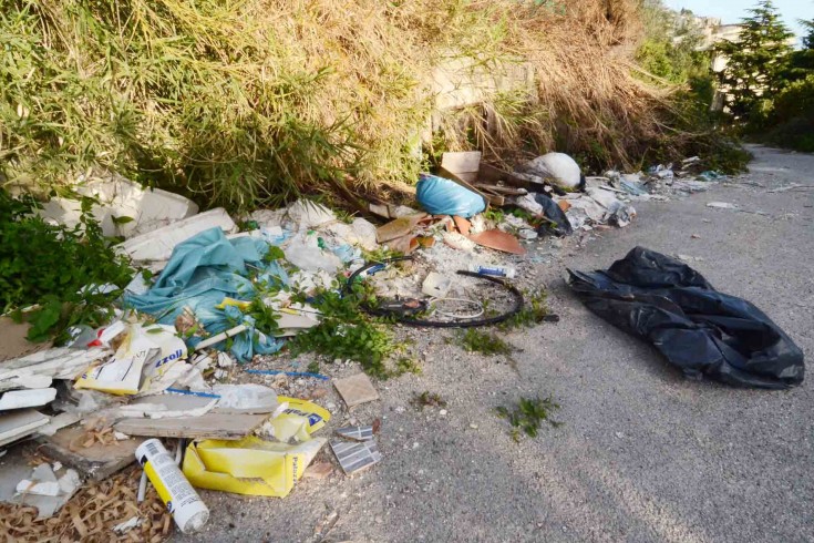 Battipaglia, rifiuti nella fontana di Piazza Repubblica - aSalerno.it