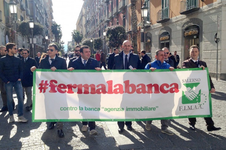 Agenti immobiliari in piazza contro le banche - aSalerno.it