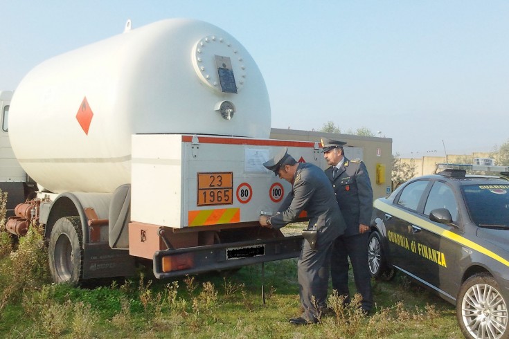 Teggiano: la GdF sequestra un’autobotte con provenienza illecita - aSalerno.it