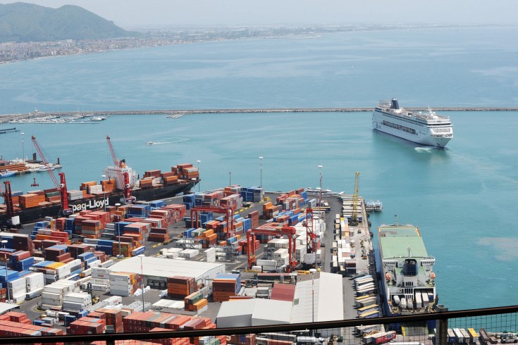 Lavoratori del porto scendono in piazza:”No all’accorpamento con Napoli” - aSalerno.it