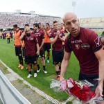 06 manolo pestrin depone i fiori sotto la curva