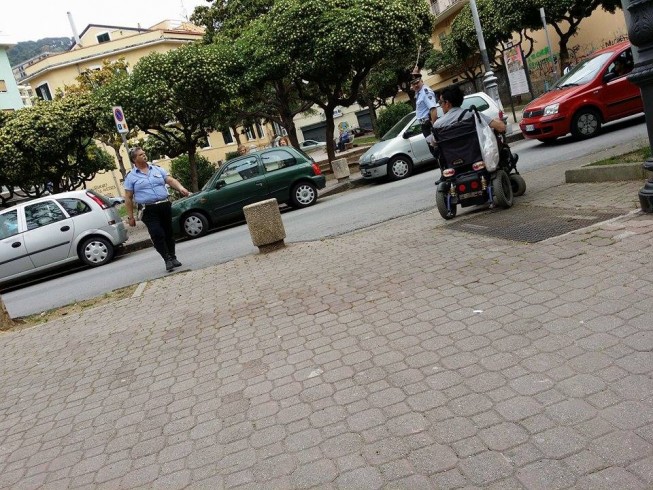 Disabile “bloccato” dalla sosta selvaggia, intervengono i vigili urbani - aSalerno.it