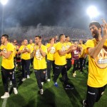 35 i giocatori della salernitana fanno festa in campo