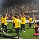 36 i giocatori della salernitana fanno festa in campo