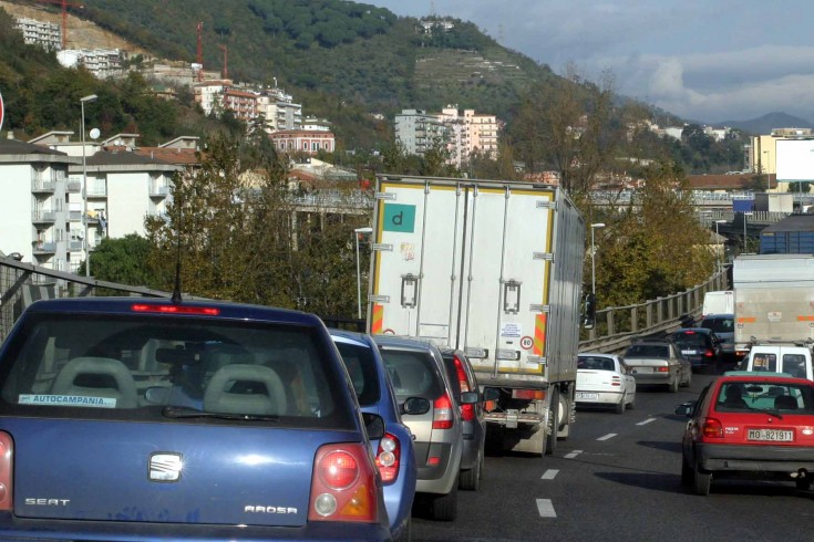 Camion si blocca in tangenziale, traffico in tilt - aSalerno.it