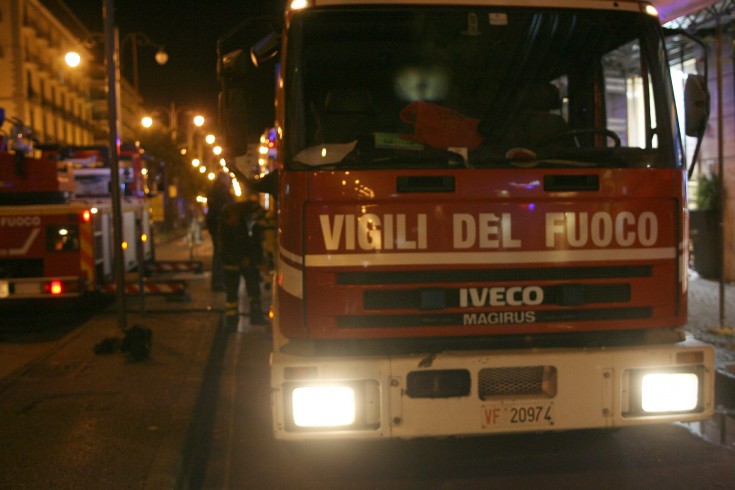 Fiamme e terrore al Quartiere Europa, incendiate due moto e un’auto - aSalerno.it