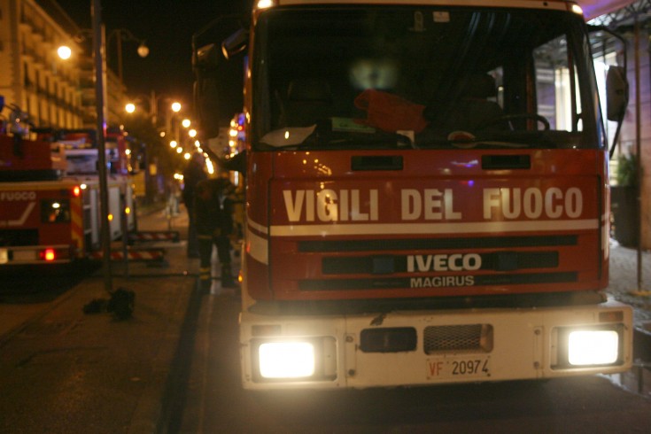 Incidente in via San Leonardo, incastrato tra le lamiere - aSalerno.it