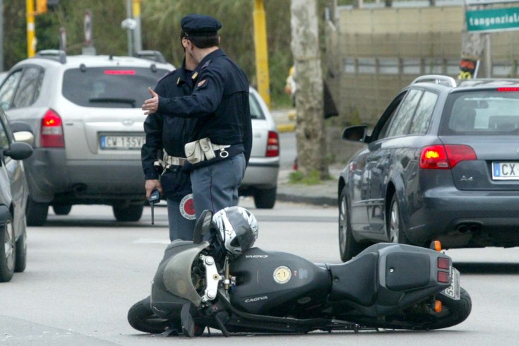 Capaccio: scontro tra auto e moto sulla statale 18, tre feriti - aSalerno.it