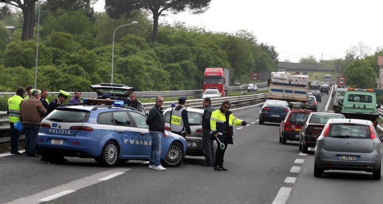 Brutto incidente sull’A3, auto si ribalta sulla carreggiata - aSalerno.it