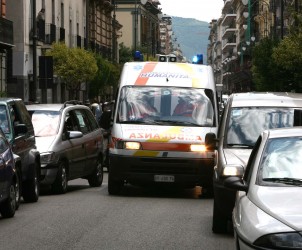 Salerno : l'Occhio di Tano Via Roma ore 12.00 un 'ambulanza che non riesce a passare tra le macchine parcheggiate